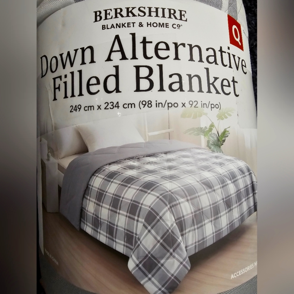 Berkshire Queen Size Super Soft Comforter - Like New!